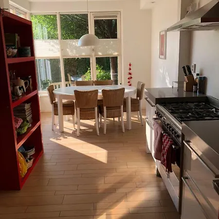 בית נופש Ruim Familiehuis Vlakbij Treinstation