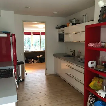 בית נופש Ruim Familiehuis Vlakbij Treinstation *