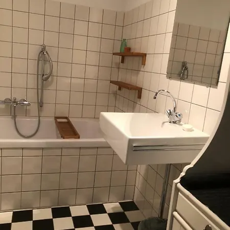 Ruim Familiehuis Vlakbij Treinstation *